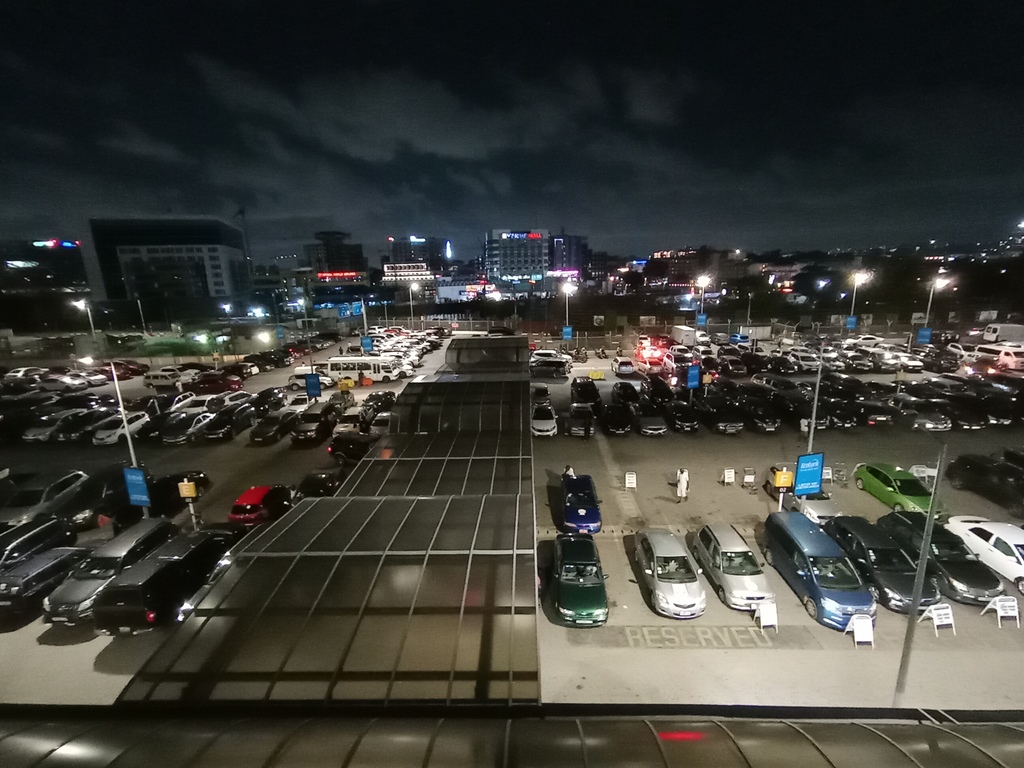 Accra Airport und Airport City, mit vielen Hotels, in der Nacht. Geshen vom Airport mit vielen Lichtern und wolkigem Himmel