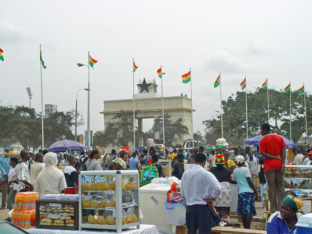 Black Star gate, ghana Fahnen und viele menschen feiern den Unabhengikeitstag am Independence Square, Accra, Ghana (c) Remo Kurka, Ashaiman